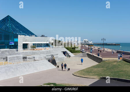 Die Pyramiden-Centre und South Parade Pier, Clarence Esplanade, Southsea, Portsmouth, Hampshire, England, Vereinigtes Königreich Stockfoto