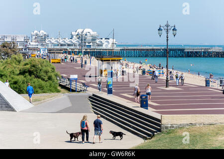 Direkt am Meer und South Parade Pier, Clarence Esplanade, Southsea, Portsmouth, Hampshire, England, Vereinigtes Königreich Stockfoto