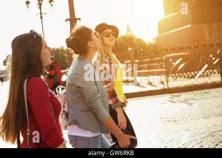 Mädchen, die zu Fuß in die Stadt bei Sonnenuntergang Stockfoto