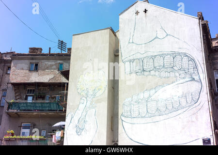 Kunst im öffentlichen Raum, mit einem Naturschutz-Thema in Form eines riesigen Wandgemäldes an einem Gebäude in Belgrad.  Von Blu, der italienische Künstler. Stockfoto