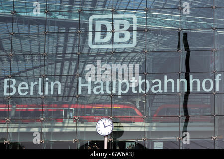 Deutsche Bahn Logo "DB" (Deutsche Bahn) auf Glas-Fassade des Hauptbahnhofs Berlin (Berlin Hauptbahnhof) Stockfoto