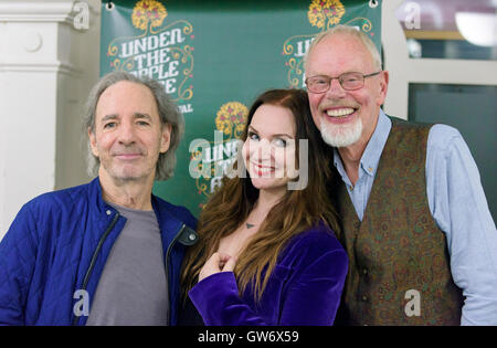 London, England - 10 September. Harry Shearer, Judith Owen und "Whispering" Bob Harris' backstage bei Under The Apple Tree-ro Stockfoto