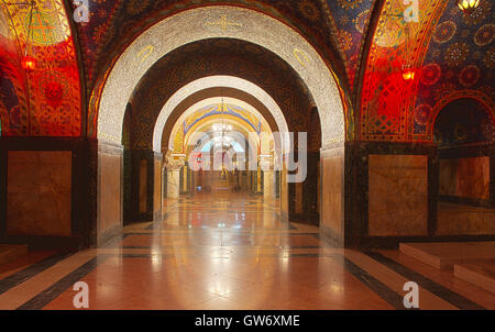 Unterirdische Krypta in St. George Church, auch bekannt als Oplenac, das Mausoleum des königlichen Hauses von Karadordevic. Stockfoto