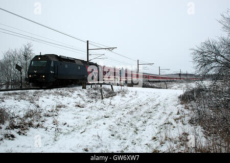 Winter Sport Touristen auf Thei Weg zur Alp Region in diesem Sonderzug vom dänischen Staat Eisenbahn SBG. Stockfoto