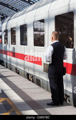 Zugführer von hinten stand vor Ice-Zuges am Hauptbahnhof in Berlin. Stockfoto