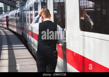 Zugführer von hinten stand vor Ice-Zuges am Hauptbahnhof in Berlin. Stockfoto