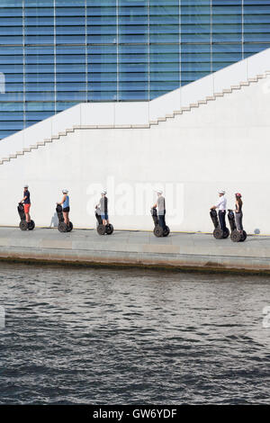 Gruppe von Touristen auf Segways fahren hintereinander in Berlin, Deutschland. Stockfoto