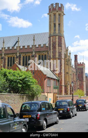 Gasthaus Lincolns: Ansicht der großen Halle von Lincoln es Inn Fields mit schwarzen Taxis im Vordergrund, London, Großbritannien Stockfoto