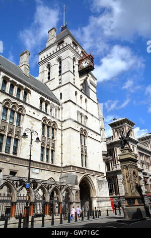 Die Royal Courts of Justice aus der Strang mit dem Temple Bar-Denkmal im Vordergrund, London, Großbritannien Stockfoto