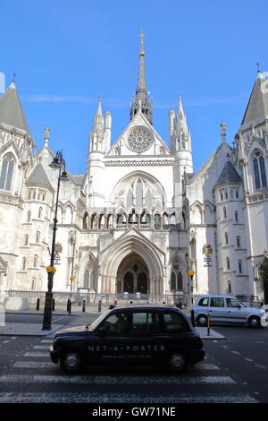 Die Royal Courts of Justice vom Strand mit Kabinen im Vordergrund, London, Großbritannien Stockfoto