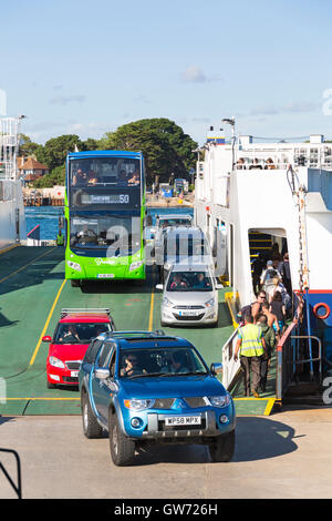 Fahrzeuge, Autos und keine 50 Breezer Bus Aussteigen aus Bramble Bush Ferry - Sandbänke zu Studland Kette Fähre im September Stockfoto