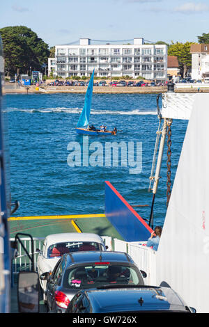 Jolle Segeln vor Bramble Bush Ferry - Studland Sandbänke Kette Fähre im September Stockfoto