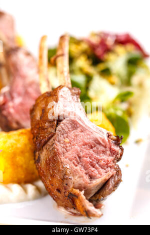 Nahaufnahme von Lamm-Rippen für das Mittagessen serviert Stockfoto