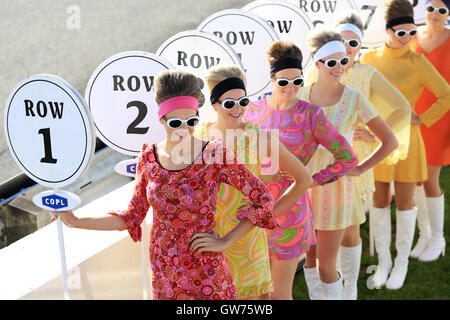 Chichester, UK. 11. September 2016. Goodwood Grid Girls.  Das Goodwood Revival ist eine dreitägige Festival jedes Jahr im September im Goodwood Circuit seit 1998 für die Arten von Straßenrennen Autos und Motorrad, die in der Schaltung original Zeitraum teilgenommen haben würde – 1948 – 1966. Bildnachweis: Oliver Dixon/Alamy Live-Nachrichten Stockfoto