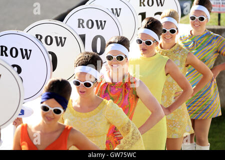 Chichester, UK. 11. September 2016. Goodwood Grid Girls.  Das Goodwood Revival ist eine dreitägige Festival jedes Jahr im September im Goodwood Circuit seit 1998 für die Arten von Straßenrennen Autos und Motorrad, die in der Schaltung original Zeitraum teilgenommen haben würde – 1948 – 1966. Bildnachweis: Oliver Dixon/Alamy Live-Nachrichten Stockfoto