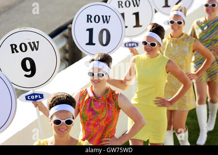 Chichester, UK. 11. September 2016. Goodwood Grid Girls.  Das Goodwood Revival ist eine dreitägige Festival jedes Jahr im September im Goodwood Circuit seit 1998 für die Arten von Straßenrennen Autos und Motorrad, die in der Schaltung original Zeitraum teilgenommen haben würde – 1948 – 1966. Bildnachweis: Oliver Dixon/Alamy Live-Nachrichten Stockfoto