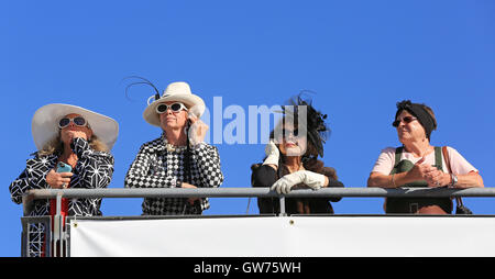 Chichester, UK. 11. September 2016. Zuschauer in zeitgenössischer Kleidung.  Das Goodwood Revival ist eine dreitägige Festival jedes Jahr im September im Goodwood Circuit seit 1998 für die Arten von Straßenrennen Autos und Motorrad, die in der Schaltung original Zeitraum teilgenommen haben würde – 1948 – 1966. Bildnachweis: Oliver Dixon/Alamy Live-Nachrichten Stockfoto