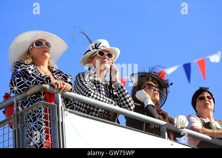 Chichester, UK. 11. September 2016. Zuschauer in zeitgenössischer Kleidung.  Das Goodwood Revival ist eine dreitägige Festival jedes Jahr im September im Goodwood Circuit seit 1998 für die Arten von Straßenrennen Autos und Motorrad, die in der Schaltung original Zeitraum teilgenommen haben würde – 1948 – 1966. Bildnachweis: Oliver Dixon/Alamy Live-Nachrichten Stockfoto