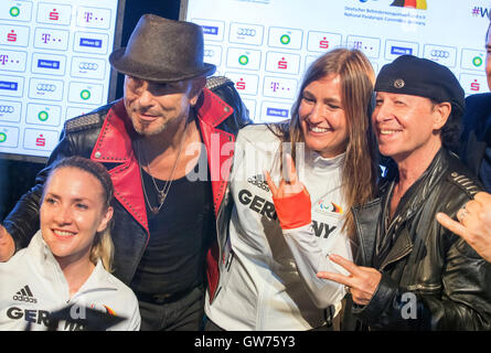 Rio De Janeiro, Brasilien. 11. September 2016. Deutsche Sängerin Klaus Meine (R) und Gitarrist Rudolf Schenker der Hard-Rock-Band Scorpions mit Paralympics Radsport Athleten Denise Schindler Deutschland, während der Rio 2016 Paralympischen Spiele, Rio De Janeiro, Brasilien, 11. September 2016 posieren. : Bildnachweis Jens Büttner/Dpa: Dpa picture-Alliance/Alamy Live News Stockfoto