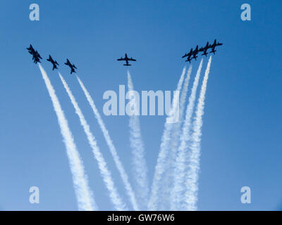 Tirrenia, Pisa, Italien, 11. September 2016. Dreifarbige Pfeile aerobatic flitzen mit Rauch farbige Air Show. Simone De Santis/alamylivenews Stockfoto