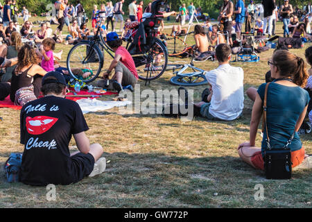 Berlin, Deutschland, 11. September 2016. Berliner und Besucher der Stadt entspannen Sie im Mauerpark und genießen Sie die Sommersonne. Nach einem eher enttäuschenden Sommer warmes Wetter kehrte nach Europa zurück und Menschen strömten zu Freiflächen in der Sonne aalen und genießen Musik und Picknick Mahlzeiten. Bildnachweis: Eden Breitz/Alamy Live-Nachrichten Stockfoto