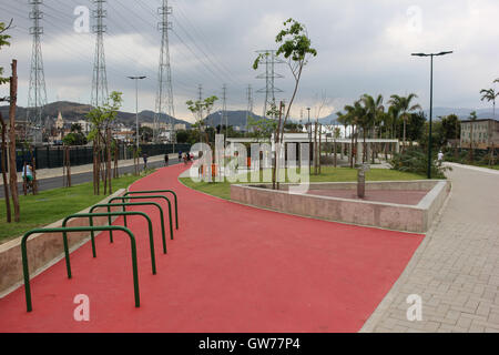 Radwege führen Sie einen Bildlauf durch mehrere Bezirke der Region und sind ein alternativer Verkehrsmittel und Freizeit. Der Madureira Park ist der drittgrößte Freizeitbereich der Stadt Rio De Janeiro. Die Website, die an den Ufern der Eisenbahnlinie gebaut ist, die mehrere Vorstadtnachbarschaften von Rio durchquert und ist ein Armenviertel der Stadt. Die Website wurde vor kurzem erweitert und gewonnene neue Dienste wie Tennisplätze für kostenlose Nutzung, neue Radwege und neue Bereiche der Freizeit- und Unterhaltungsmöglichkeiten. Vor Ort markieren wir die künstlichen Seen, die in der Form und Farben der Olympischen Ringe gemacht und auch der "künstliche Beac Stockfoto