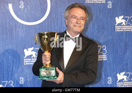 Schauspieler Oscar Martinez gewinnt Coppa Volpi besten Schauspieler für den Film "El Ciudadano Ilustre" bei der Preisverleihung auf der 73. Venice International Film Festival am 10. September 2016 in Venedig, Italien. | Verwendung Weltweit/Picture alliance Stockfoto