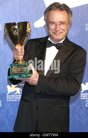 Schauspieler Oscar Martinez gewinnt Coppa Volpi besten Schauspieler für den Film "El Ciudadano Ilustre" bei der Preisverleihung auf der 73. Venice International Film Festival am 10. September 2016 in Venedig, Italien. | Verwendung Weltweit/Picture alliance Stockfoto