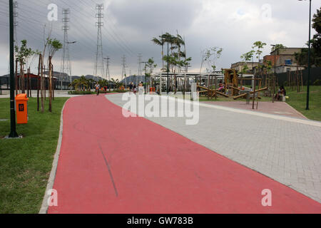 Radwege führen Sie einen Bildlauf durch mehrere Bezirke der Region und sind ein alternativer Verkehrsmittel und Freizeit. Der Madureira Park ist der drittgrößte Freizeitbereich der Stadt Rio De Janeiro. Die Website, die an den Ufern der Eisenbahnlinie gebaut ist, die mehrere Vorstadtnachbarschaften von Rio durchquert und ist ein Armenviertel der Stadt. Die Website wurde vor kurzem erweitert und gewonnene neue Dienste wie Tennisplätze für kostenlose Nutzung, neue Radwege und neue Bereiche der Freizeit- und Unterhaltungsmöglichkeiten. Vor Ort markieren wir die künstlichen Seen, die in der Form und Farben der Olympischen Ringe gemacht und auch der "künstliche Beac Stockfoto