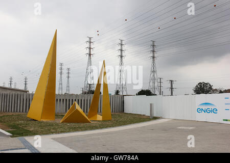 Skulptur "Pinzette" von Franz Weissmann in Madureira Park installiert. Der Madureira Park ist der drittgrößte Freizeitbereich der Stadt Rio De Janeiro. Die Website, die an den Ufern der Eisenbahnlinie gebaut ist, die mehrere Vorstadtnachbarschaften von Rio durchquert und ist ein Armenviertel der Stadt. Die Website wurde vor kurzem erweitert und gewonnene neue Dienste wie Tennisplätze für kostenlose Nutzung, neue Radwege und neue Bereiche der Freizeit- und Unterhaltungsmöglichkeiten. Vor Ort markieren wir die künstlichen Seen gemacht in der Form und Farben der Olympischen Ringe und auch der "künstliche Strände", wo Wasser bilden Kaskaden, die Stockfoto