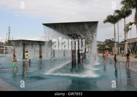 Kinder haben Spaß im Wasserkaskaden von Madureira Park. Der Madureira Park ist der drittgrößte Freizeitbereich der Stadt Rio De Janeiro. Die Website, die an den Ufern der Eisenbahnlinie gebaut ist, die mehrere Vorstadtnachbarschaften von Rio durchquert und ist ein Armenviertel der Stadt. Die Website wurde vor kurzem erweitert und gewonnene neue Dienste wie Tennisplätze für kostenlose Nutzung, neue Radwege und neue Bereiche der Freizeit- und Unterhaltungsmöglichkeiten. Vor Ort stellen wir die künstlichen Seen, die in der Form und Farben der Olympischen Ringe und auch der "künstliche Strände", wo Wasserfälle die Freude des Chi machen, gemacht Stockfoto