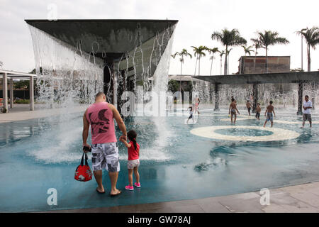 Kinder haben Spaß im Wasserkaskaden von Madureira Park. Der Madureira Park ist der drittgrößte Freizeitbereich der Stadt Rio De Janeiro. Die Website, die an den Ufern der Eisenbahnlinie gebaut ist, die mehrere Vorstadtnachbarschaften von Rio durchquert und ist ein Armenviertel der Stadt. Die Website wurde vor kurzem erweitert und gewonnene neue Dienste wie Tennisplätze für kostenlose Nutzung, neue Radwege und neue Bereiche der Freizeit- und Unterhaltungsmöglichkeiten. Vor Ort stellen wir die künstlichen Seen, die in der Form und Farben der Olympischen Ringe und auch der "künstliche Strände", wo Wasserfälle die Freude des Chi machen, gemacht Stockfoto