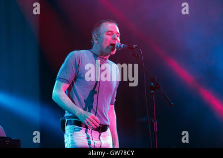 Stuart Murdoch, Lead-Sänger mit Belle & Sebastian, auf der Hauptbühne beim OnBlackheath Music Festival 2016 Stockfoto