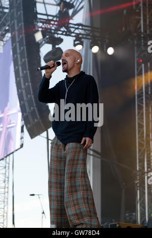 Nahaufnahme von Tim Booth, Lead-Sänger von der Band James, Durchführung auf der Hauptbühne während der OnBlackheath Music Festival 2016 Stockfoto