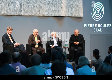 Berlin, Deutschland. 12. Sep, 2016. Der Generalmusikdirektor der Berliner Staatsoper, Daniel Barenboim (2.v.l), spricht neben dem Direktor der Thr Pierre Boulez Saales, Ole Baekhoj von Dänemark (L-R) Kalifornien ansässigen Architekten und Designers Frank Gehry und japanischen Akustikers Yasuhisa Toyota auf einer Pressekonferenz in Berlin, Deutschland, 12. September 2016. Der Argentinier geborene Musiker und Dirigent stellte das Programm für die erste Staffel von seinem Barenboim-Said-Musik-Akademie. Foto: SOEREN STACHE/Dpa/Alamy Live News Stockfoto