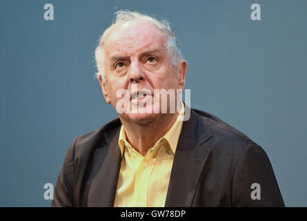 Berlin, Deutschland. 12. Sep, 2016. Der Generalmusikdirektor der Berliner Staatsoper, Daniel Barenboim, spricht auf einer Pressekonferenz in Berlin, Deutschland, 12. September 2016. Der Argentinier geborene Musiker und Dirigent stellte das Programm für die erste Staffel von seinem Barenboim-Said-Musik-Akademie. Foto: SOEREN STACHE/Dpa/Alamy Live News Stockfoto