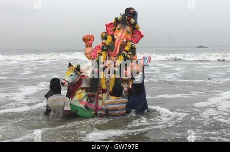 Chennai, südöstlichen indischen Bundesstaat Tamil Nadu. 11. September 2016. Freiwillige schieben ein Idol des Hindu-Gottes Lord Ganesha in das Meer in der Feier der Ganesh Chaturthi Festival in Chennai, südöstlichen indischen Bundesstaat Tamil Nadu, 11. September 2016. Ganesh Chaturthi ist das hinduistische Festival gefeiert zu Ehren des elefantenköpfigen Gott Ganesha. Bildnachweis: Stringer/Xinhua/Alamy Live-Nachrichten Stockfoto