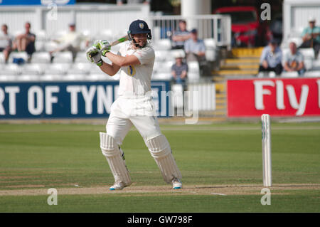 Durham, Großbritannien. 12. September 2016. Scott Borthwick schlagen für Durham in den ersten Innings gegen Surrey. Dies war sein letztes Heimspiel für die Grafschaft Surrey, bevor er in der nächsten Saison. Credit: Colin Edwards/Alamy leben Nachrichten Stockfoto