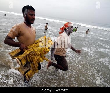 Chennai, südöstlichen indischen Bundesstaat Tamil Nadu. 11. September 2016. Ein freiwilliger trägt ein Idol des Hindu-Gottes Lord Ganesha zum Meer in der Feier der Ganesh Chaturthi Festival in Chennai, südöstlichen indischen Bundesstaat Tamil Nadu, 11. September 2016. Ganesh Chaturthi ist das hinduistische Festival gefeiert zu Ehren des elefantenköpfigen Gott Ganesha. Bildnachweis: Stringer/Xinhua/Alamy Live-Nachrichten Stockfoto