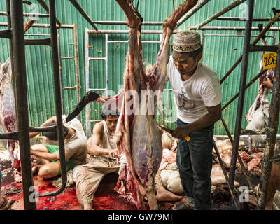 Bangkok, Bangkok, Thailand. 12. Sep, 2016. Frisch geopferten Ziegen und Böcke sind gehäutet und gereinigt während Qurbani (rituelle Opferung von Tieren) bei der Feier des Eid al-Adha in Haroon Moschee in Bangkok. Eid al-Adha nennt man auch das Opferfest, das größere Eid oder Baqar-Eid. Es ist das zweite von zwei religiöse Feiertage von Moslems weltweit jedes Jahr gefeiert. Es ehrt die Bereitschaft Abrahams, seinen Sohn als einen Akt der Unterwerfung unter das Gebot Gottes zu opfern. Ziegen, Schafe und Kühe werden nach dem Gottesdienst in der Moschee in ritueller Weise geopfert. Stockfoto