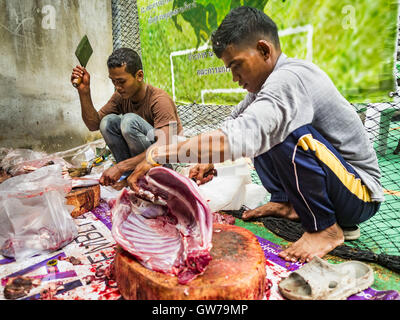 Bangkok, Bangkok, Thailand. 12. Sep, 2016. Männer-Metzger frisch geopfert Ziegen während Qurbani (rituelle Opferung von Tieren) bei der Feier des Eid al-Adha in Haroon Moschee in Bangkok. Eid al-Adha nennt man auch das Opferfest, das größere Eid oder Baqar-Eid. Es ist das zweite von zwei religiöse Feiertage von Moslems weltweit jedes Jahr gefeiert. Es ehrt die Bereitschaft Abrahams, seinen Sohn als einen Akt der Unterwerfung unter das Gebot Gottes zu opfern. Ziegen, Schafe und Kühe werden nach dem Gottesdienst in der Moschee in ritueller Weise geopfert. Stockfoto