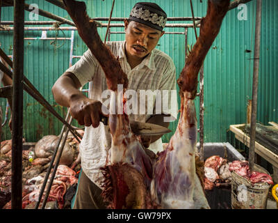 Bangkok, Bangkok, Thailand. 12. Sep, 2016. Frisch geopferten Ziegen und Böcke sind gehäutet und gereinigt während Qurbani (rituelle Opferung von Tieren) bei der Feier des Eid al-Adha in Haroon Moschee in Bangkok. Eid al-Adha nennt man auch das Opferfest, das größere Eid oder Baqar-Eid. Es ist das zweite von zwei religiöse Feiertage von Moslems weltweit jedes Jahr gefeiert. Es ehrt die Bereitschaft Abrahams, seinen Sohn als einen Akt der Unterwerfung unter das Gebot Gottes zu opfern. Ziegen, Schafe und Kühe werden nach dem Gottesdienst in der Moschee in ritueller Weise geopfert. Stockfoto