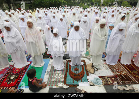 West-Jakarta, Jakarta, Indonesien. 14. Februar 2013. Indonesischen Muslime besuchen, Eid Al-Adha Gebet am Srengseng am 12. September 2016 in Jakarta, Indonesien. Muslime weltweit feiern Eid Al-Adha, zum Gedenken an den Propheten Ibrahim Bereitschaft, seinen Sohn als ein Zeichen für seinen Gehorsam zu Gott, zu opfern, während dessen sie zulässigen Tiere, meist Ziegen, Schafe und Kühe Opfern. © Afriadi Hikmal/ZUMA Draht/Alamy Live-Nachrichten Stockfoto