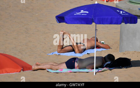 Berlin, Deutschland. 12. Sep, 2016. Menschen am öffentlichen Strandbad Wannsee bei Temperaturen um die 30 Grad Celsius, in Berlin, Deutschland, 12. September 2016 Sonnen. Foto: RALF HIRSCHBERGER/DPA/Alamy Live-Nachrichten Stockfoto