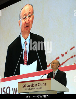 Peking, China. 12. Sep, 2016. Zhi Shuping, Direktor der General Administration of Quality Supervision, Inspektion und Quarantäne (AQSIQ) Chinas, liest ein Gratulationsschreiben von chinesischen Staatspräsidenten Xi Jinping der 39. Generalversammlung der International Organization for Standardization (ISO) in Peking, Hauptstadt von China, 12. September 2016. Am Montag fand die Eröffnungsfeier des Treffens in Peking statt. © Zhang Yuwei/Xinhua/Alamy Live-Nachrichten Stockfoto