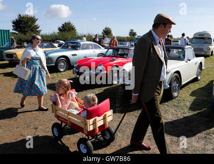 London, Chichester im südlichen Königreich. 11. September 2016. Menschen in Vintage-Kleidung gekleidet besuchen das Goodwood Revival 2016 in Goodwood, in der Nähe von Chichester in Südengland, am 11. September 2016. © Han Yan/Xinhua/Alamy Live-Nachrichten Stockfoto