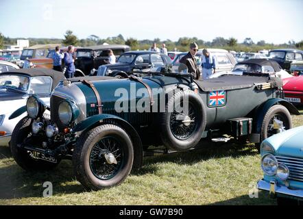 London, Chichester im südlichen Königreich. 11. September 2016. Oldtimer sind beim Goodwood Revival 2016 in Goodwood, in der Nähe von Chichester in Südengland, am 11. September 2016 gesehen. © Han Yan/Xinhua/Alamy Live-Nachrichten Stockfoto