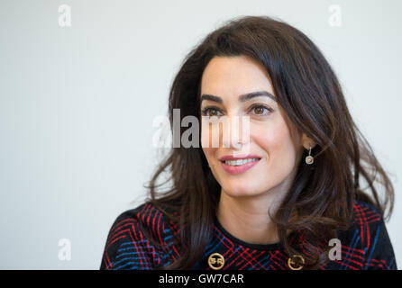 Stuttgart, Deutschland. 12. Sep, 2016. Menschenrechtsanwalt Amal Clooney im Gespräch mit Journalist bei dem Staatsministerium in Stuttgart, Deutschland, 12. September 2016. Amal Clooney ist für internationale Bewusstsein für das Schicksal der Yeziden, Kampagnen, die von der Terrorgruppe IS im Irak verfolgt werden. Foto: DPA/BERND WEISSBROD/Alamy Live-Nachrichten Stockfoto