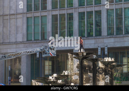 Berlin, Deutschland, 12. September 2016. Der Alexanderplatz wurde heute geschlossen, als die Polizei versuchte, einen wütenden protestierenden Mann von der Spitze des Brunnens zu entfernen. Kredit: Eden Breitz/ Alamy Live Nachrichten Stockfoto