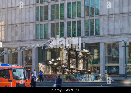 Berlin, Deutschland, 12. September 2016. Der Alexanderplatz wurde heute geschlossen, als die Polizei versuchte, einen wütenden protestierenden Mann von der Spitze des Brunnens zu entfernen. Kredit: Eden Breitz/ Alamy Live Nachrichten Stockfoto